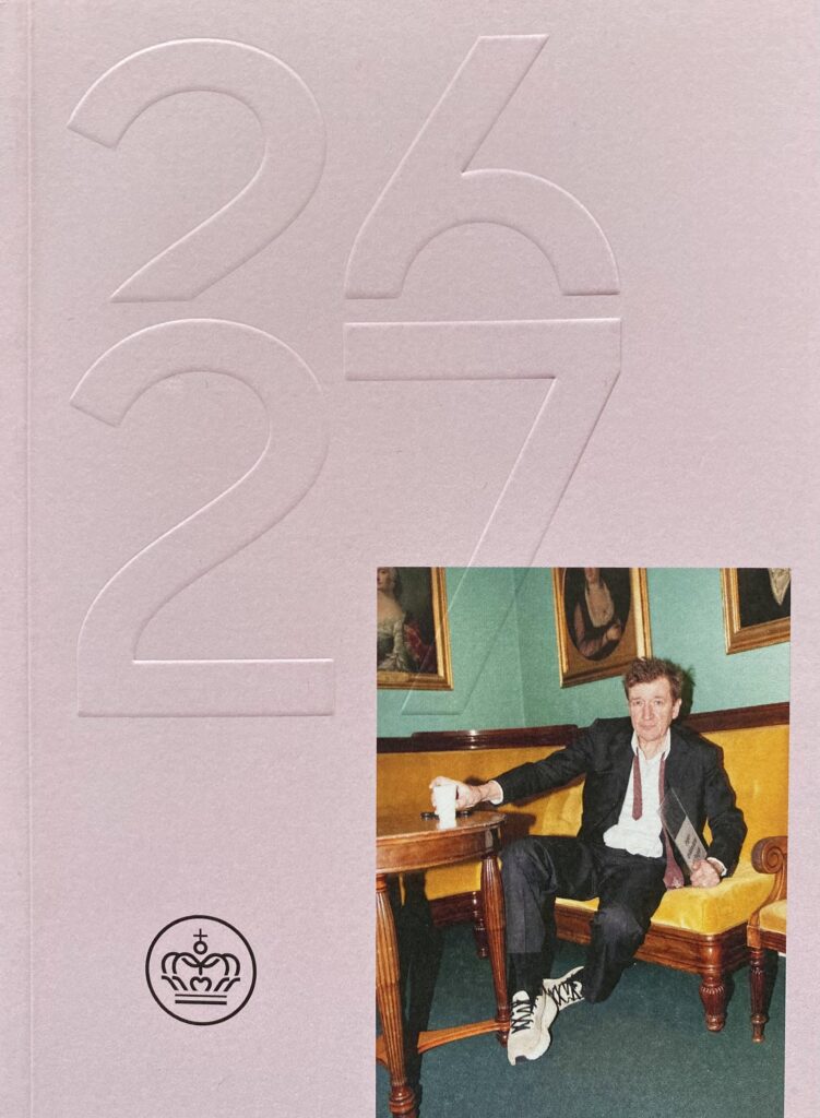 Forsiden på Det Kongelige Teaters katalog for sæson 26/27